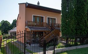 Akacfa 13 Apartman